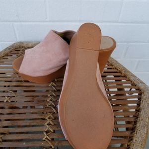 NWOT  BLUSH PINK FAUX SUEDE WEDGE SLIDES BY WILD DIVA ~ SIZE 6 1/2